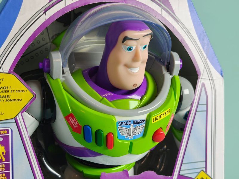 Колекційна фігурка Базз Лайтер &mdash; персонаж Toy Story, що приносить радість дітям і фанатам мультфільму Т234567 фото