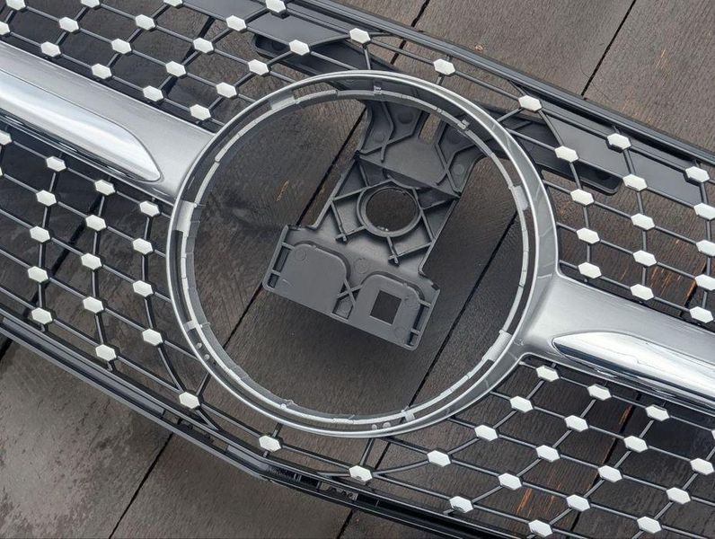 Серебристая решётка радиатора в стиле AMG Diamond для W204 &ndash; сочетание эстетики, престижа и динамичного характера 7777533 фото