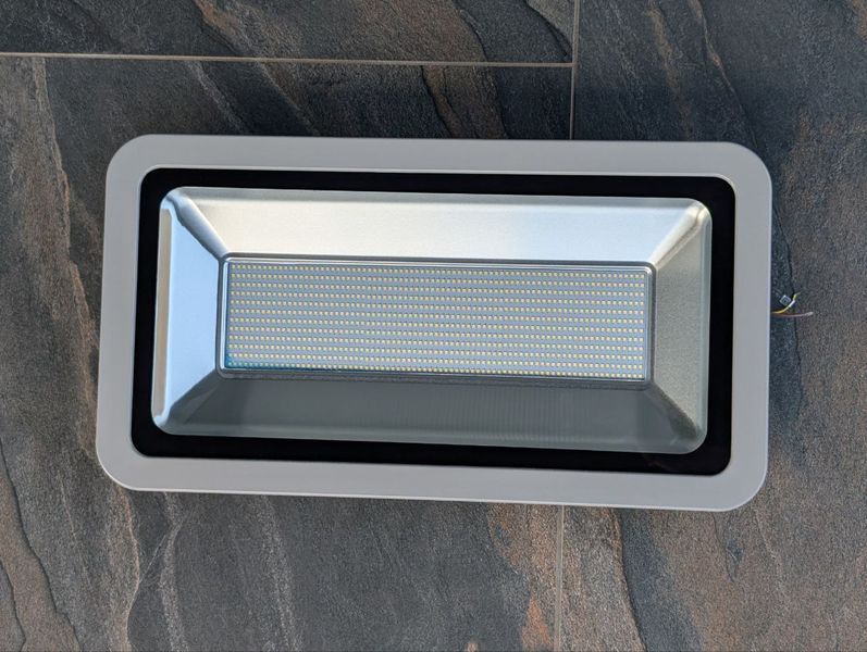 Енергоефективний LED-прожектор 220V 500W &ndash; білий, для освітлення ділянки, двору або садової території, новий OVP R456 фото