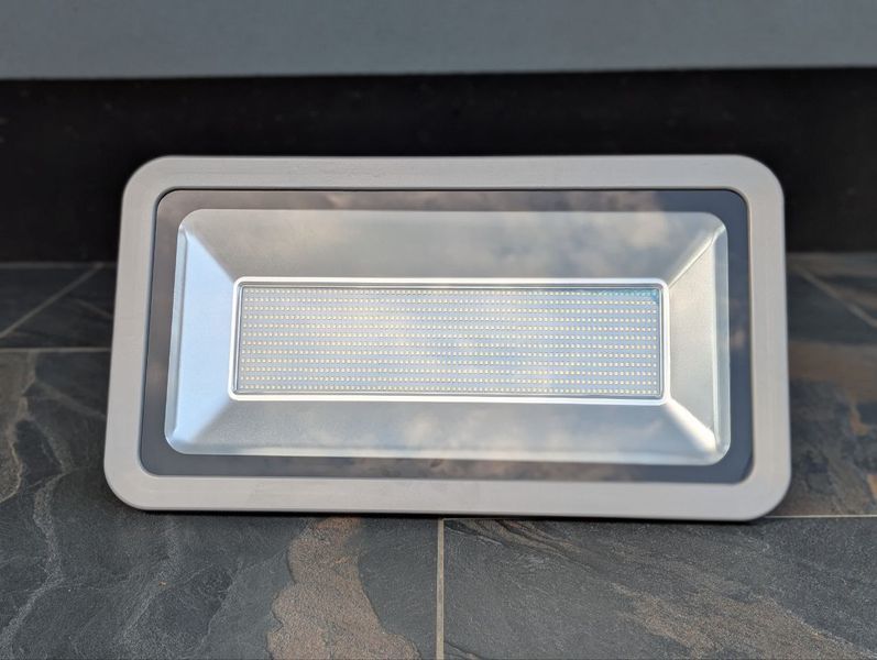 Енергоефективний LED-прожектор 220V 500W &ndash; білий, для освітлення ділянки, двору або садової території, новий OVP R456 фото