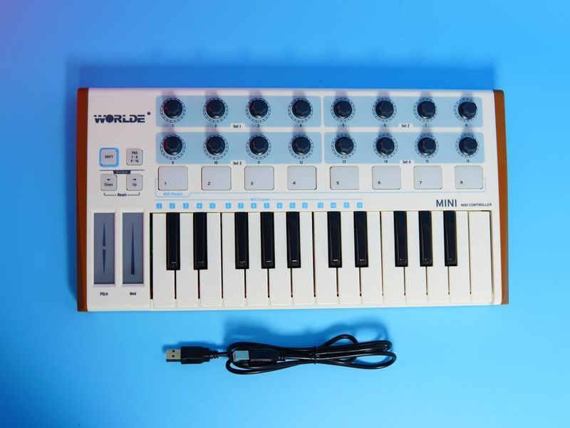 Компактный музыкальный контроллер 25 клавиш + Drum Pad &mdash; лёгкий и функциональный аксессуар для студийной работы T6456758697 фото